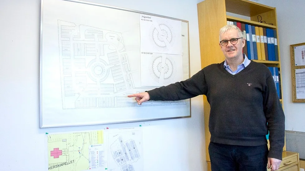 I sitt arbetsrum har Jens Nilsson en detaljerad karta över kyrkogården.