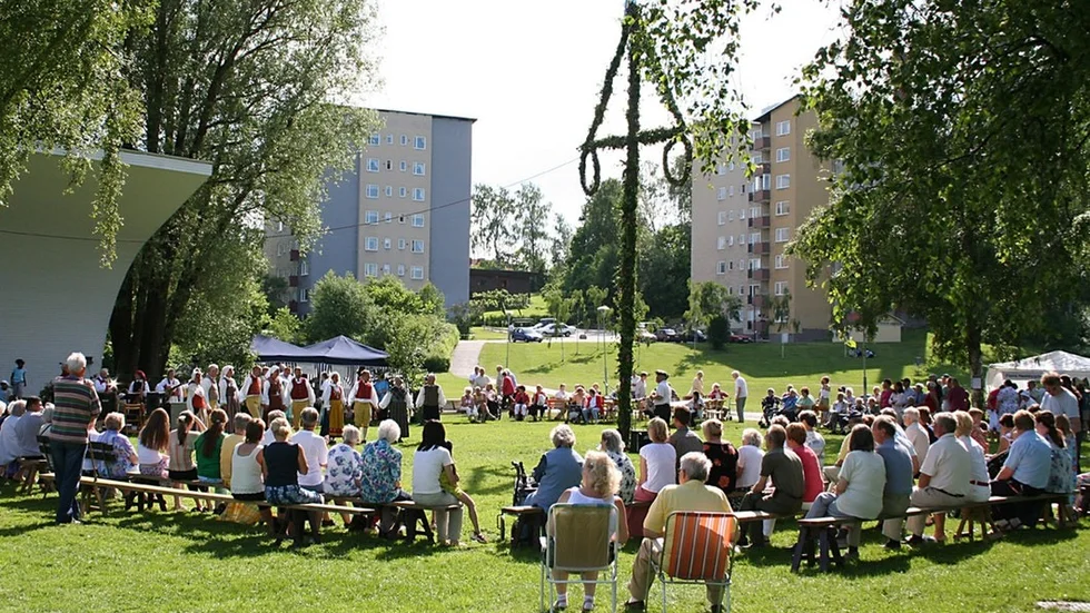 Sveaparken i Flen bjuder på ett traditionsenligt midsommarfirande med dans och lekar.