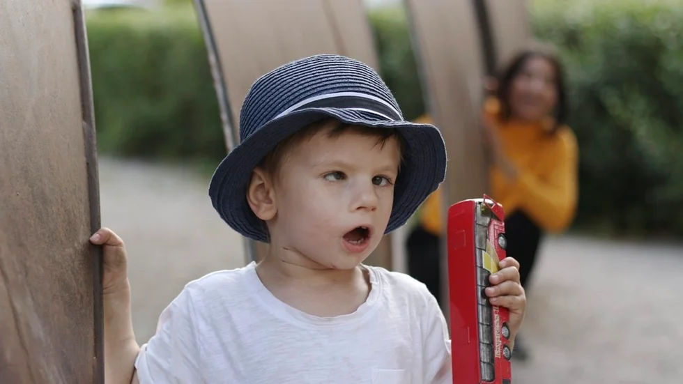 Lucas har Möbius Syndrom, en ansiktsförlamning som gör att han har svårt att säga vissa bokstäver och tvingas titta med ett öga i taget. Tillsammans med Mamma Denice övar han upp motoriken och gör små framsteg hela tiden.