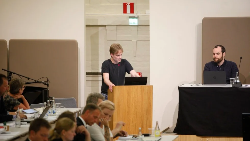 David Aronsson (V) ville att punkten skulle behandlas som ett nytt ärende, inte som en ändring av ett befintligt beslut.