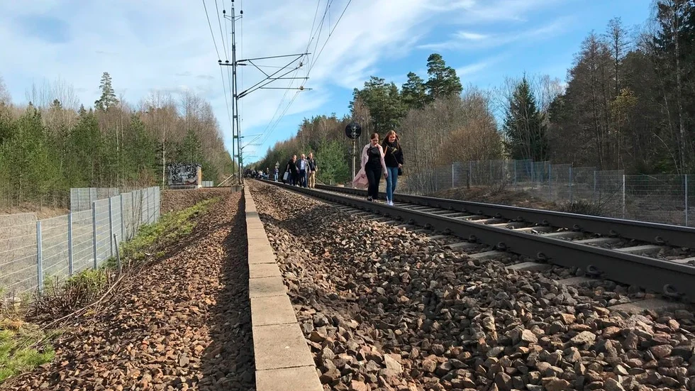 Passagerarna från tåget fick gå längs järnvägsrälsen för att ta sig till uppsamlingsplatsen där bussarna fanns.