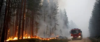 Brandmän och poliser från Sörmland till eldhärjade områden