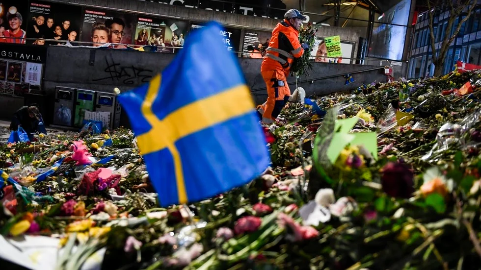 Ett blomhav bildades på trappan vid Sergels Torg efter terrordådet på Drottninggatan i april 2017.
