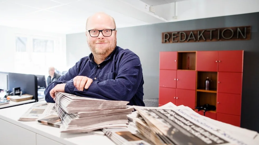 Katrineholms-Kurirens nyhetschef Andreas Lindhe fyller 40 år i dag den 4 april. Men den som tänker sig att uppvakta honom får tänka om eftersom Andreas har åkt till spanska solkusten där han insuper den varma våren vid Medelhavet.