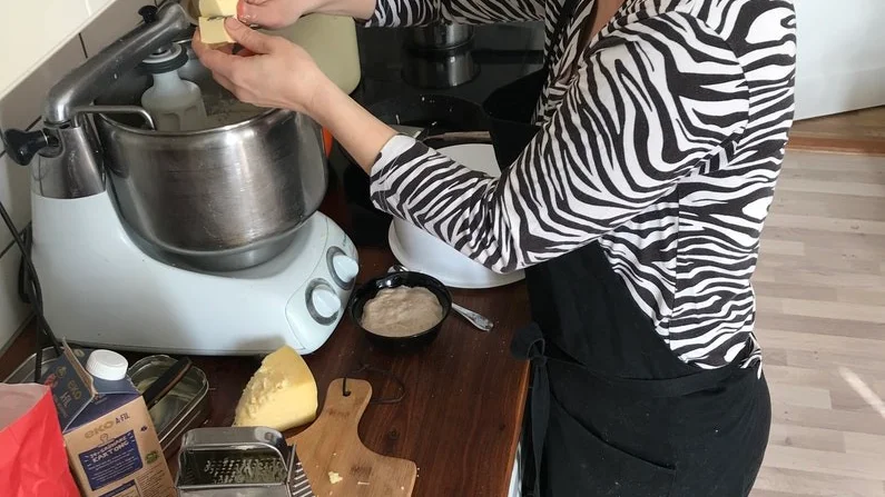 "Alla är välkomna att ta med sig något gott att ställa på matbordet." säger Magdi Beky Winnerstam som bjuder på ungerska läckerheter till knytkalaset - ostscones.