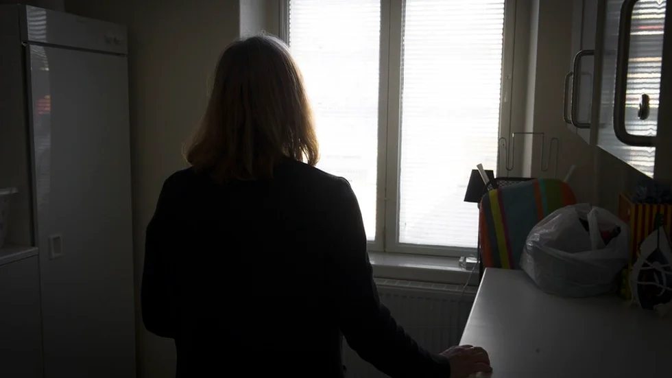 "Det är jättehemskt att höra, från mindre kvinnojourer, att det läggs ned skyddade boenden när vi vet att de behövs särskilt med så stora avstånd i norr. Det är inte rimligt att man ska behöva resa så långt för att få skydd", säger en representant på kvinnojouren i Skellefteå. 