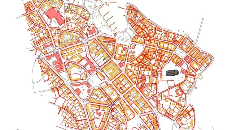 Utredningen utgår från en placering av bildningscentret kant i kant med järnvägen, där det nu är parkeringar. I uppdraget går att se till att det fortsätter finnas tillräckligt många pendlarparkeringar.
