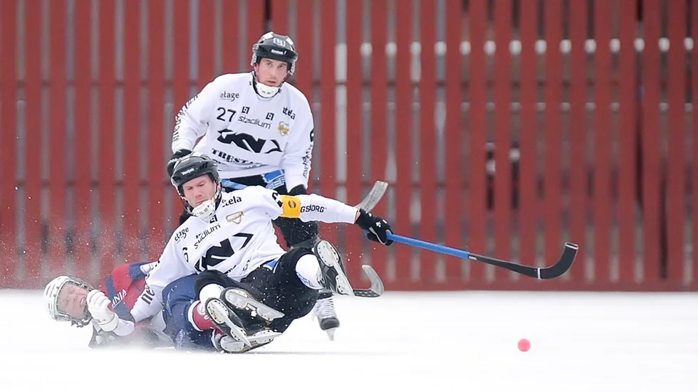 Marcus Hillukkala (vitklädd och på fall) vill spela tillbaka Gripen Trollhättan till elitserien.