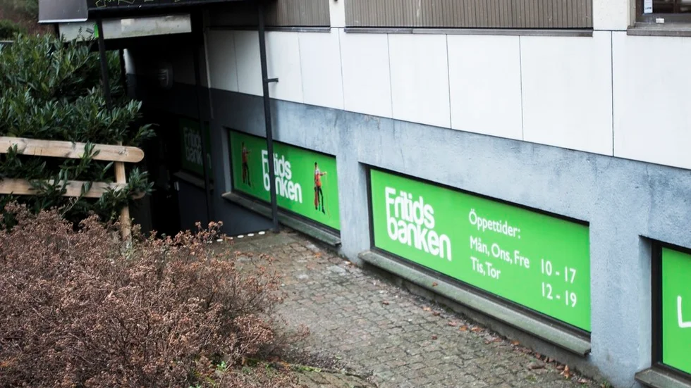 Fritidsbankens öppettider är just nu bara två timmar per dag och föreståndaren Annika Karlsson har slutat.
