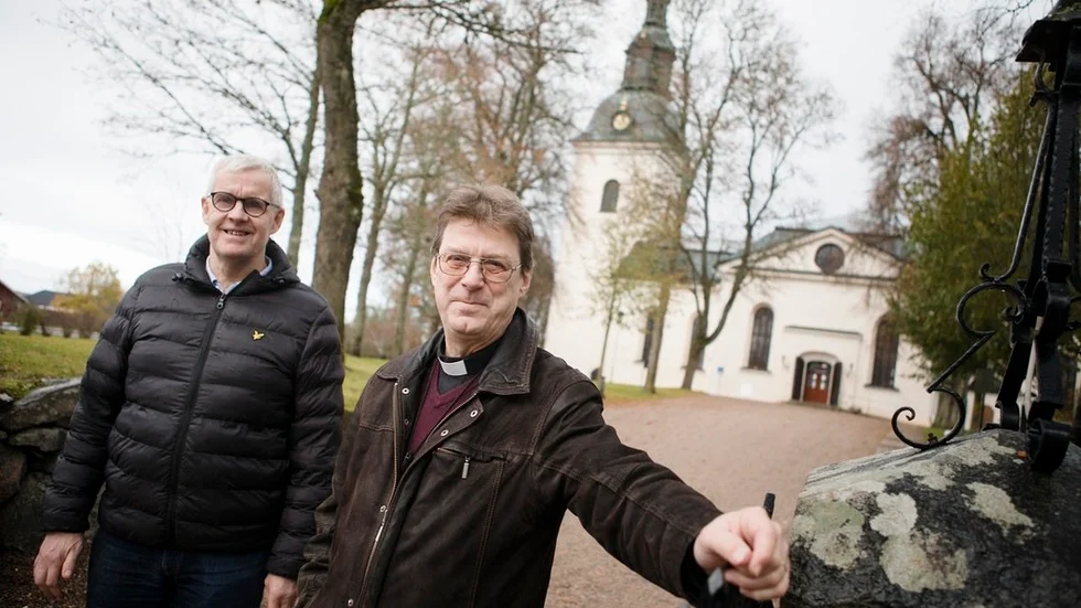 Jens Nilsson, kyrkogårdsföreståndare, och Thore Rosenberg, kyrkoherde, är väl förberedda inför allhelgonahelgen när kyrkan fylls av besökare från när och fjärran. "Det är så vackert kyrkogården när alla ljus lyser i mörkret", säger Thore Rosenberg.