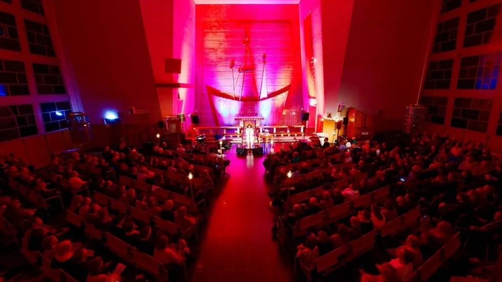 Utsålt redan flera dagar i förväg var det för Thomas di Leva och hans kyrkoturné ”Hjärtat vinner alltid” som kom till Oxelösund och S:t Botvids kyrka i går kväll söndag.