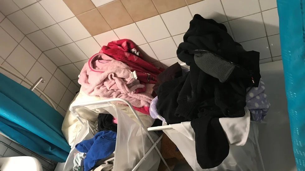 Kläder kan vara en källa till vägglöss. Förvara därför aldrig din resväska öppen på golvet eller nära sängen när du är ute och reser. Anticimex rekommenderar att tvätta kläder i 60 grader, eller att lägga misstänkta föremål i frysen (-18°C) i en vecka.