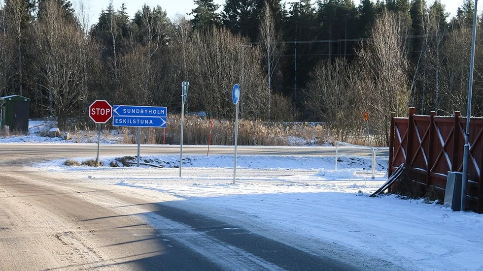 Vid cykelövergången strax innan korsningen vid Hammarbykorsningen saknas skyltning mot bilister som kommer på Vallbyvägen från Torshällahållet. Det röda bullerplanket bidrar till skymd sikt.