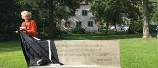 Litterär betongbänk