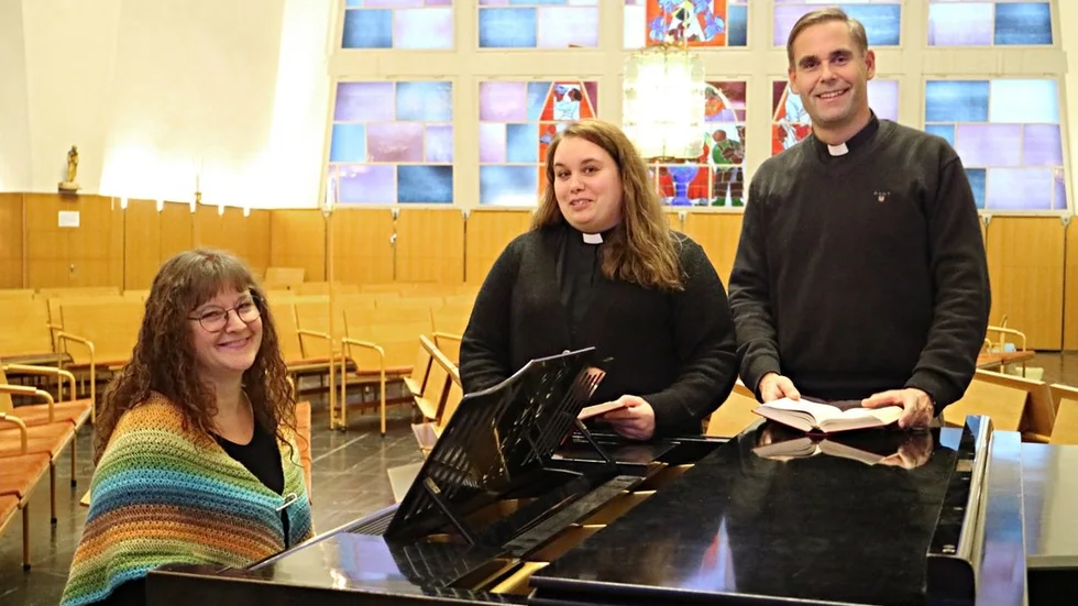 Musikern Maria Rasmussen och prästerna Catharina Carlsson och Mattias Bähr laddar för drop in-vigsel i S:t Botvids kyrka.