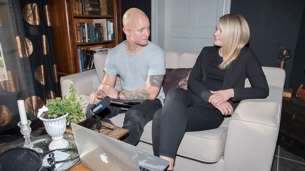 Tillsammans spånar Andreas Österlund och sambon Johanna Lindberg fram nya projekt. Ett är deras nystartade podd "Det utomsinnliga" på Spotify.