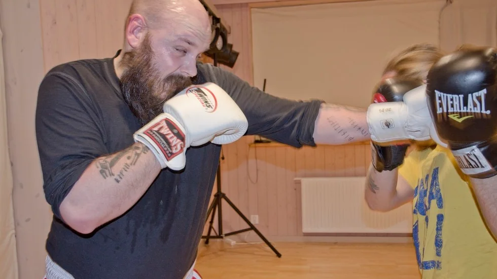 "Det handlar om att våga möta sig själv. Killar som vill lära sig boxas för att slåss på gatan passar inte in." säger Henrik Öhrbom i träningspausen medan han kollar in Robin Malmströms vänsterkrok.