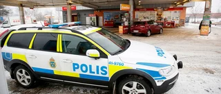Rånade bensinmack i pyjamas och morgonrock