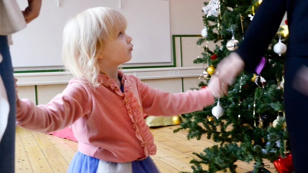 Livia, 3 år, tycker att det var roligt att få dansa runt granen på julavslutningen.