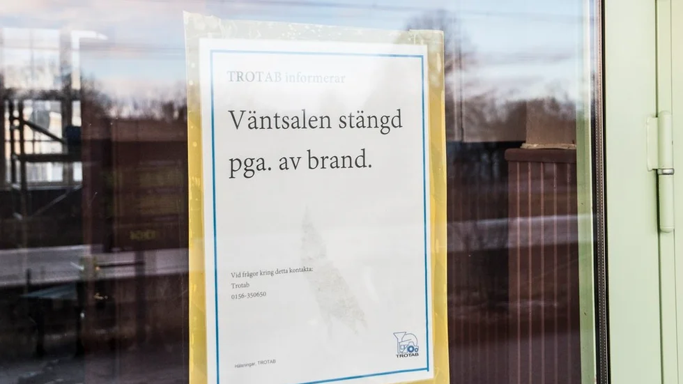 Under onsdagen var ett saneringsföretag på plats för att städa efter branden.