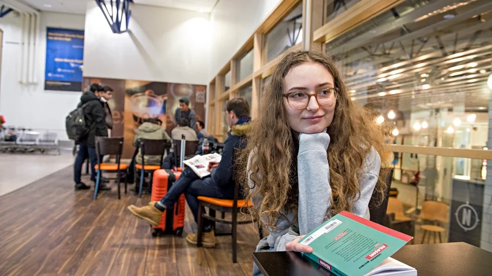 Pernilla Gidlöf flyger ganska mycket eftersom hennes pojkvän bor i London. Men hon tycker att flygresorna borde minska och att flygskatten ska vara kvar.