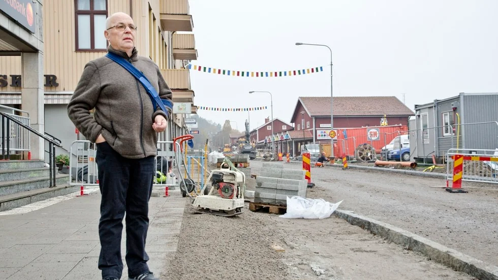 71-årige Kent Andersson skadade axeln vid en olycka vid vägbygget på Västra storgatan för en vecka sedan. Enligt hans läkare kan det ta uppåt ett år att bli helt återställd från skadan.