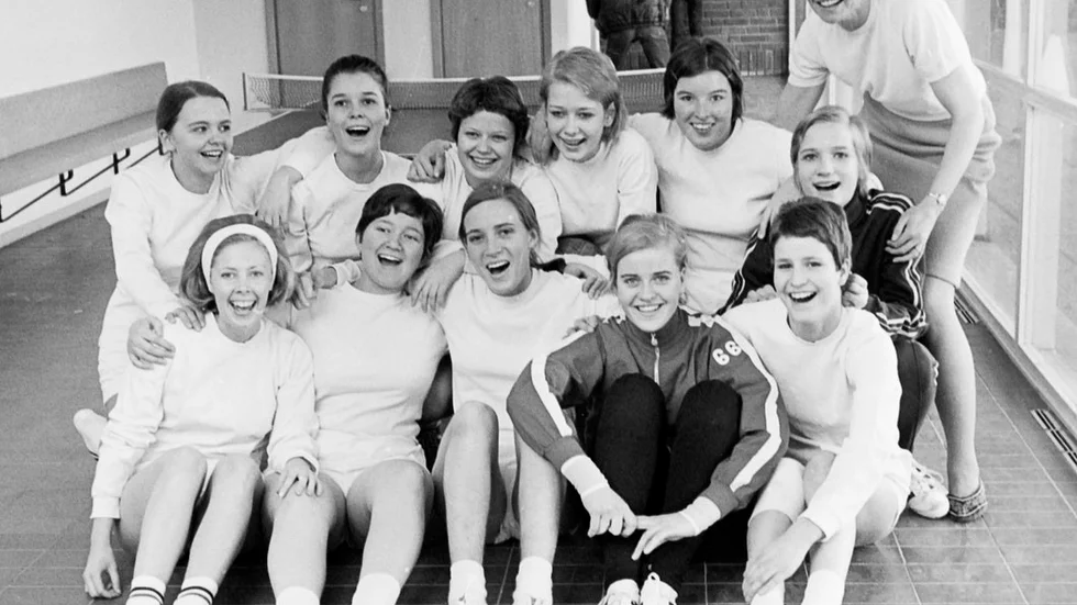 Guifs juniormästare 1969. Finalen spelades i Årbyskolans gymnastiksal, där stolta lagledaren Inga Jernberg fick se sina tjejer vinna guld. Många av spelarna fortsatte vidare till Guifs A-lag, och fortfarande har alla ett stort idrottsintresse kvar. – Nu hoppas vi att barnbarnen tar vid, vi trimmar dem gärna till att bli nya handbollsstjärnor.