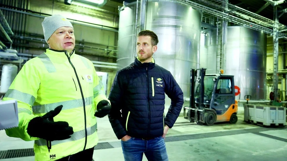 Vesa Hiltula och Kent Briby framför två 160-kubikstankar som installerades före årsskiftet. Tankarna ska bidra till att matavfall inte längre behöver eldas upp.