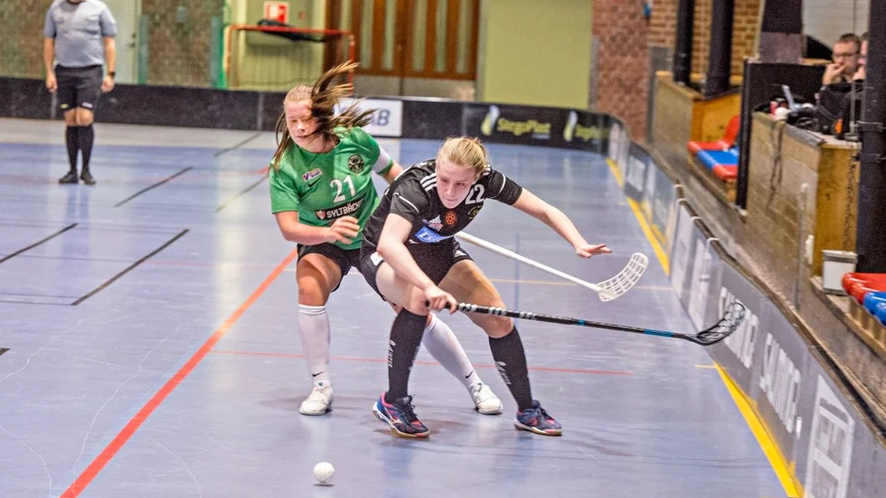 Det var en jämn kamp i två perioder. Hemmalagets målvakt Julia Olsson och lagkapten Ronja Gustafsson (på bilden) stod båda för fina insatser som gjorde det svårt för Boxholm att få in bollen.