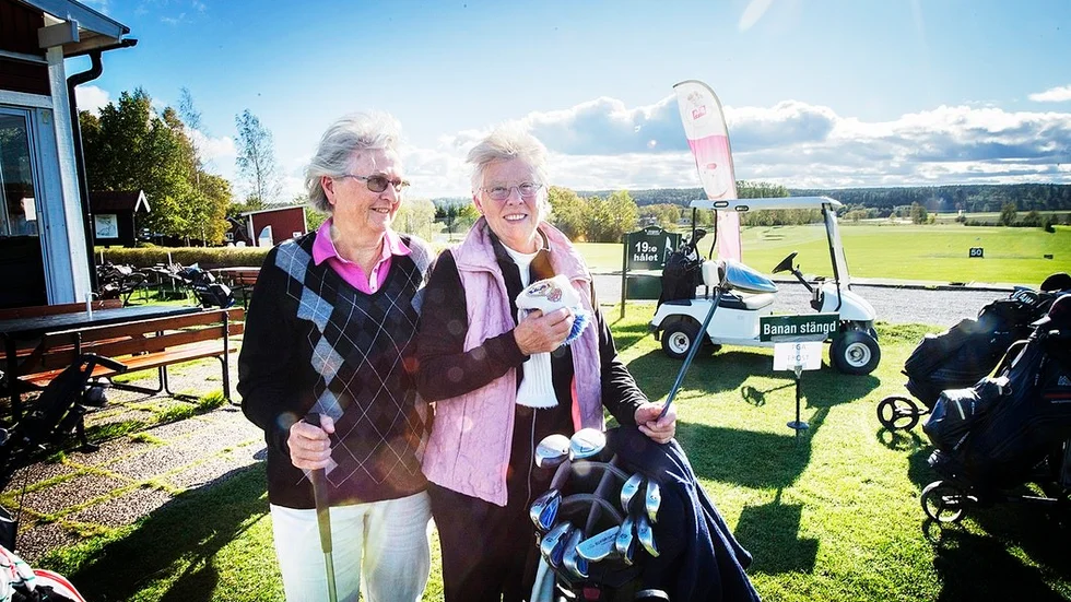 Birgit Svensson och Margareta Ölander trivs på golfbanan. Där handlar inte allt om spelet, det mesta handlar om social kontakt och motion. FOTO: MAGNUS GRIMSTEDT