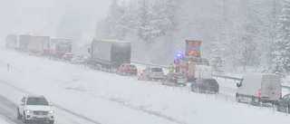 Köer på E4 efter krock mellan lastbil och personbilar