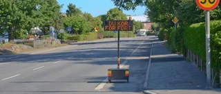 Uppgrävda trottoarer under belysningsprojekt