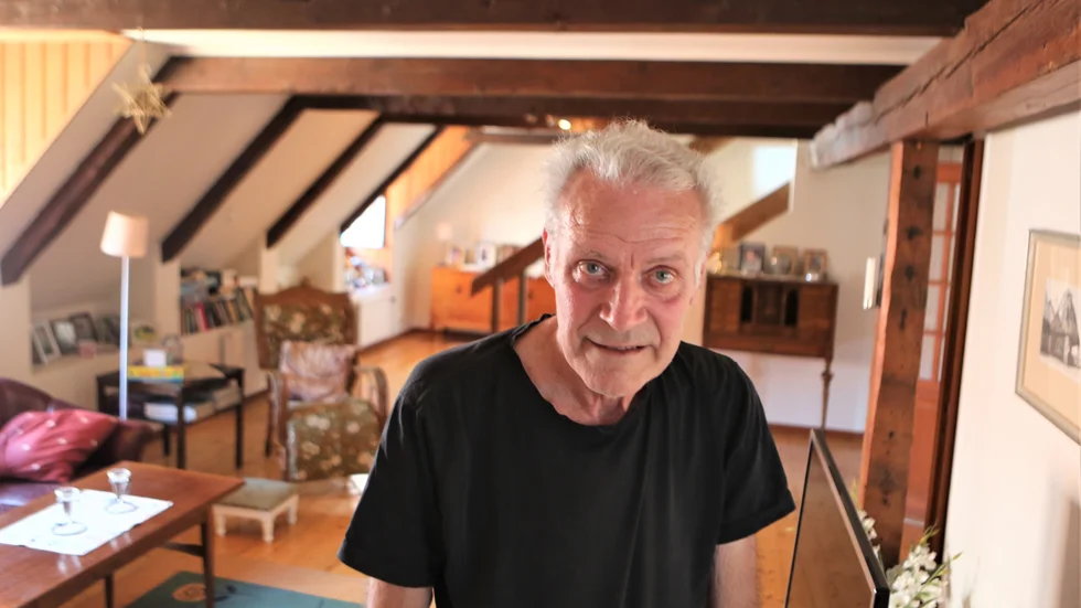 Birger Hedström bor i en vindslägenhet i Visby innerstad, huset har gamla anor och är byggt redan 1777. Här retar han sig på de felaktigheter i språket han hör och läser i media. 