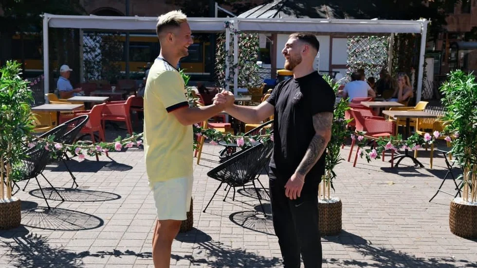 Mirza Tule skakar hand med Andreas Yakoub, ägare till Rådhusvåfflan. Här kommer själva eventet hålla till.