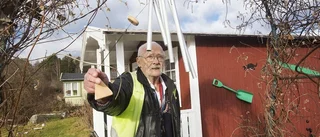 Kalle drar gärna en låt på sina munspel