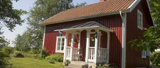 Ödet tar oss över ängarna till röda torp i Lindbol