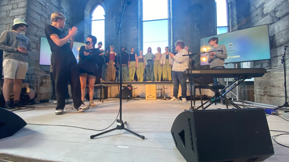 Musik, dans, teater och film. Ungdomarna visade upp vad de gick för under kultursommarjobbarnas slutredovisning i S:t Nicolai ruin.