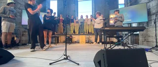 Sång, dans, teater och musik när unga visade upp sin kreativitet i S:t Nicolai ruin