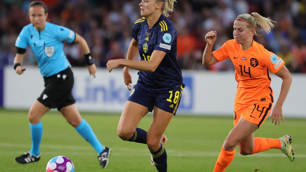 Sveriges Fridolina Rolfö och Nederländernas Jackie Groenen under EM-premiären.