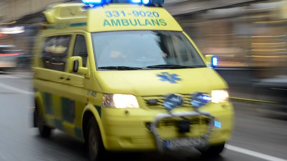 Den skadade mannen transporterades till sjukhus med ambulans. Arkivbild.
