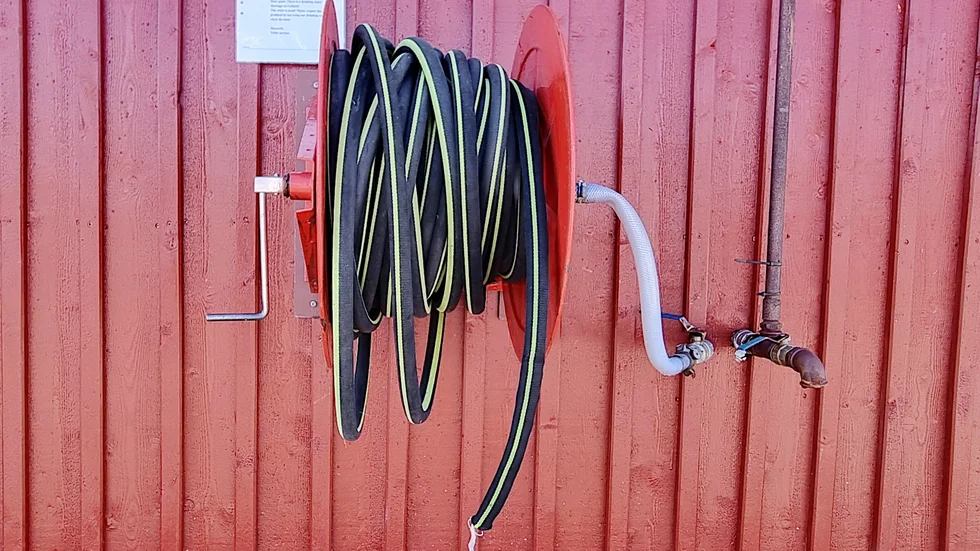 När en gotlänning såg en båtägare tvätta sin stora båt med drickvatten ur slangen i gästhamnen, ilsknade hen till och skrev till Region Gotland. 