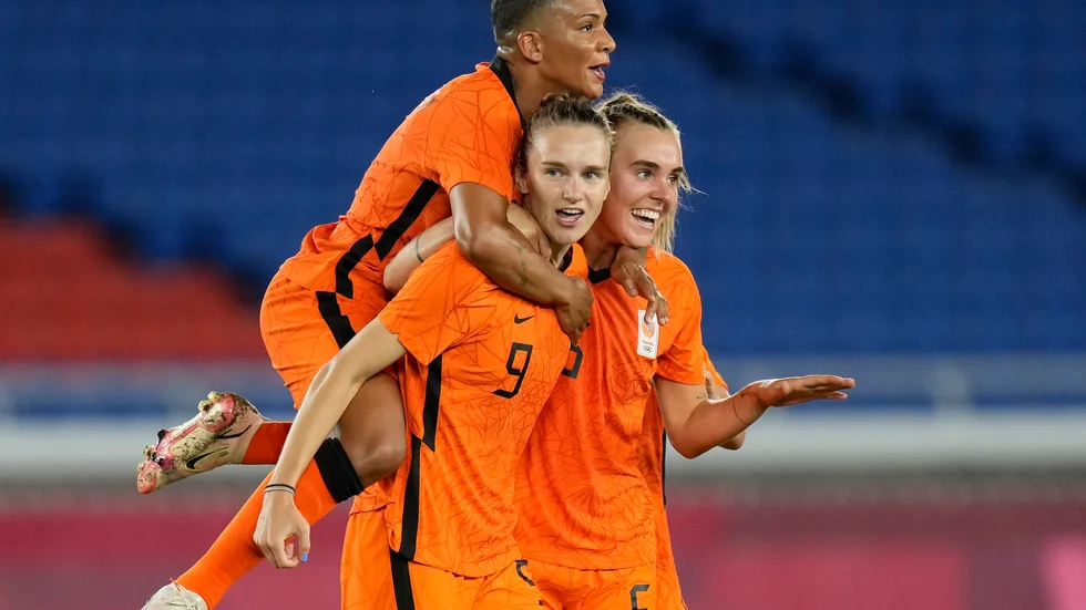 Vivianne Miedema, i mitten, gjorde båda målen när Nederländerna vann EM-genrepet över Finland med 2–0. Arkivbild.