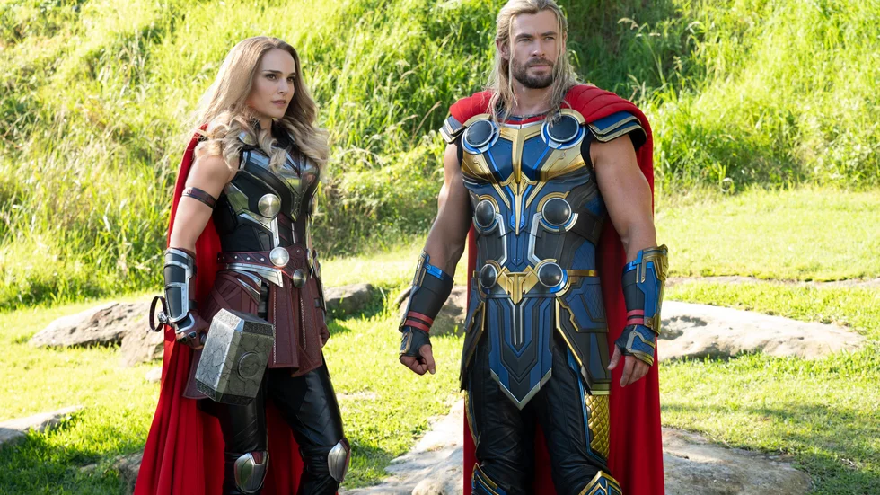 Natalie Portman och Chris Hemsworth spelar huvudrollerna i Thor: Love and Thunder. 