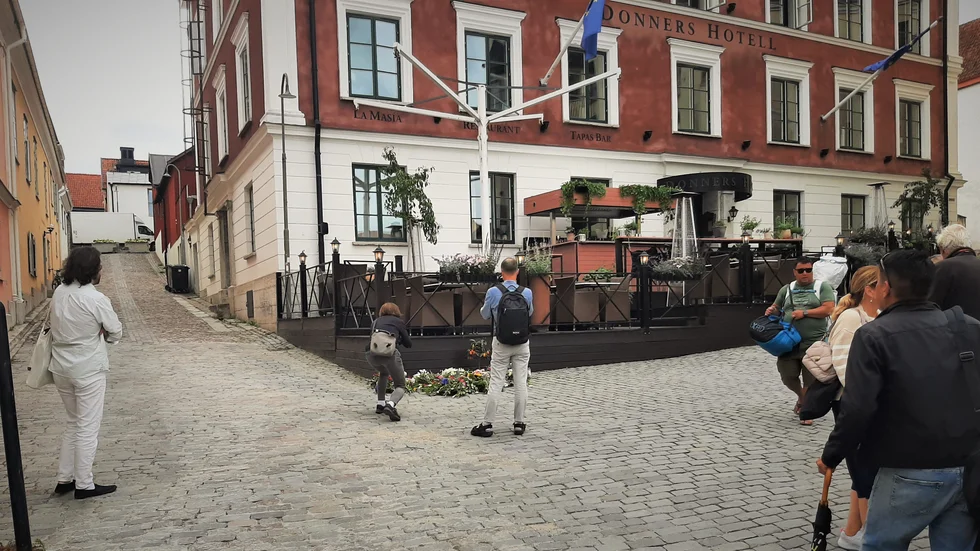 På torsdagsförmiddagen tände människor ljus och lade ut blommor på Donners plats i Visby, där knivdådet skedde.