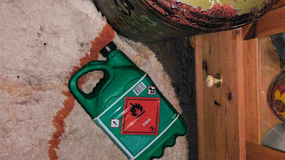 Dunken med bensin ska ha innehållit ungefär 0.5 - 1 liter bensin enligt utredningen.