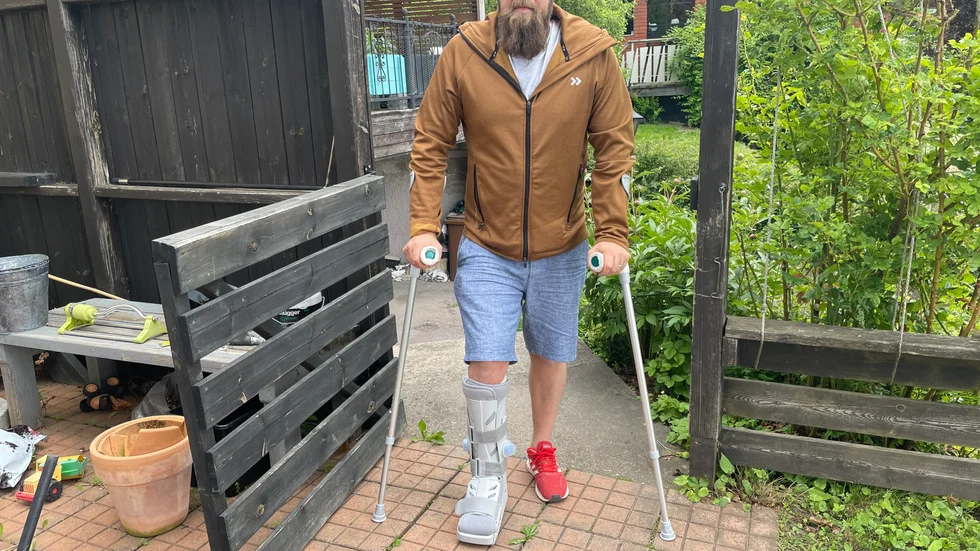 Fyrabarnspappan Niklas Ejnersten spelade padel med kollegerna och det slutade med att hans hälsena gick av. Nu har han en lång rehab framför sig och hans hustru får dubbeljobba. 