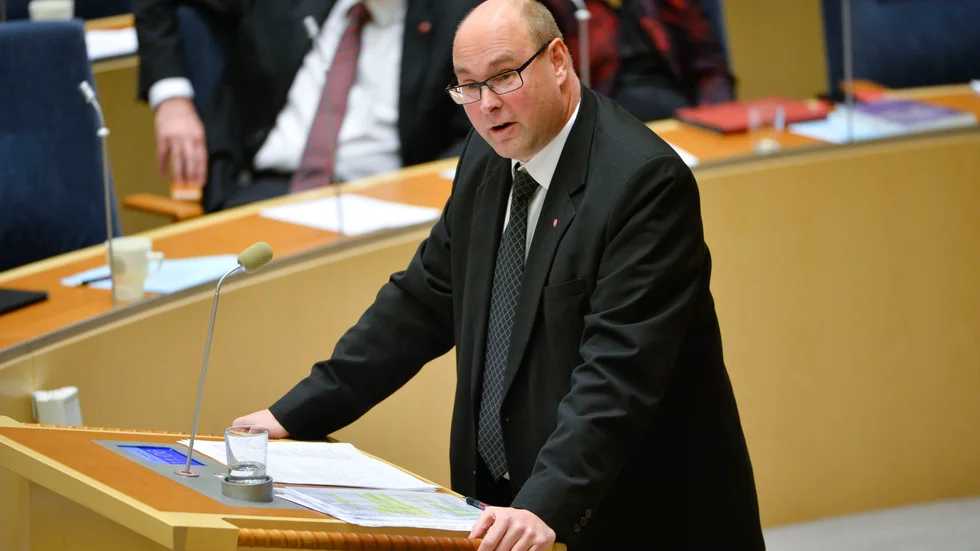 Skatteutskottets ordförande Jörgen Hellman (S) avslöjades med att ha fått bostadsersättning för ett fallfärdigt hus. 