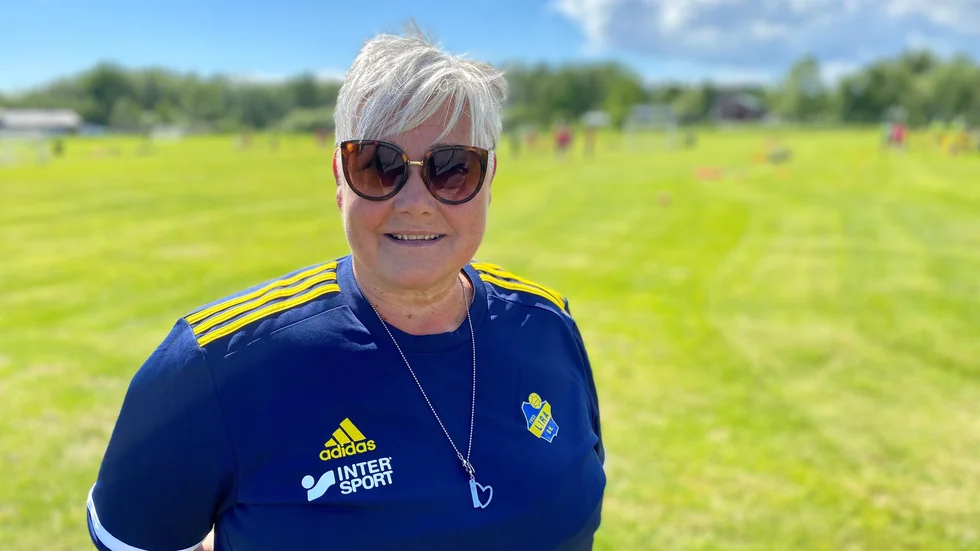 Kicki Blomquist inte annat än le när hon såg hur kul alla barn som kommit till Lira BK:s fotbollsskola hade på BDX-fältet i Björsbyn.