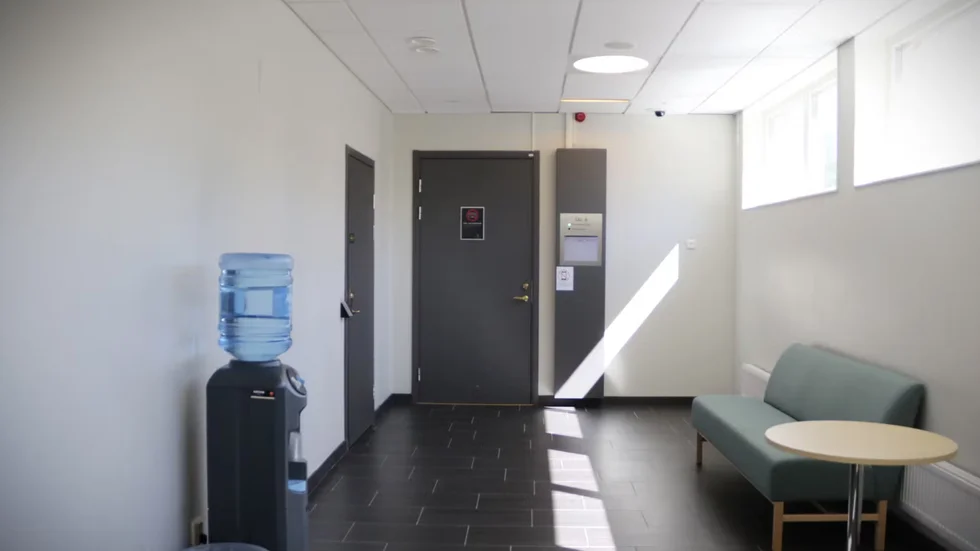 Den åtalade mamman befann sig inte fysiskt på plats när rättegången startade utan var med via videolänk från en rättspsykiatrisk avdelning.