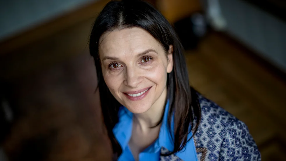 Den franska stjärnskådespelaren Juliette Binoche är ständigt aktuell, nu i filmen Mellan två världar. 